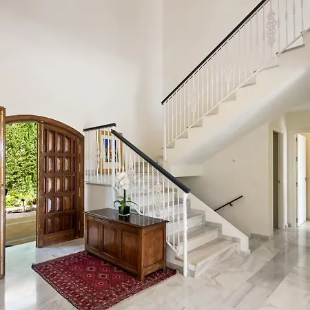 Villa Golden Mile Close To *