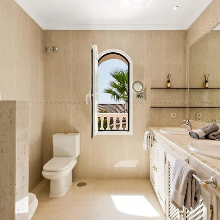 Golden Mile Close To 马尔韦利亚