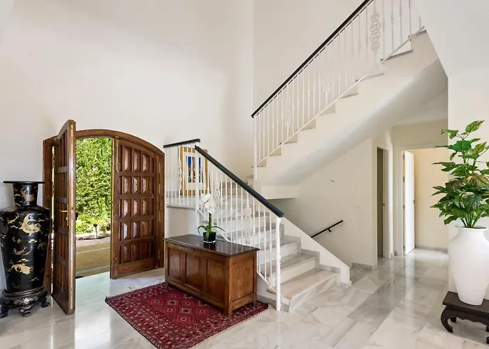 Villa Golden Mile Close To *